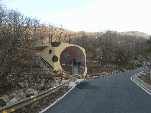 독특한 모양의 야외화장실