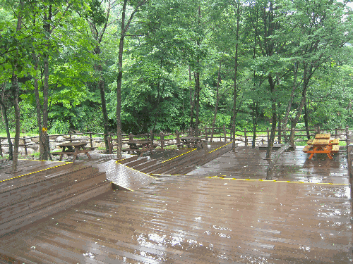 널찍한 다목적 휴게장소(숲문화마당)